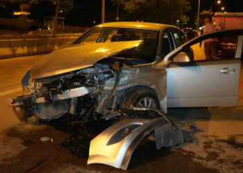 Otomobiller kafa kafaya çarpıştı: 6 yaralı