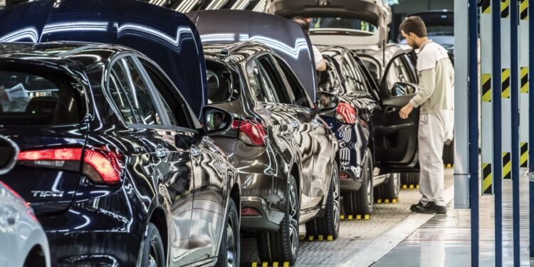 Otomotivde üretim geriledi, ihracat arttı