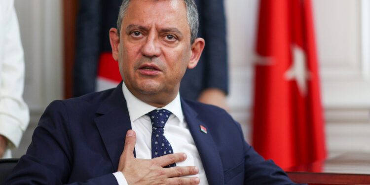 Özgür Özel'den AKP'ye asgari ücret resti: 'Çok sert tepki vereceğiz'