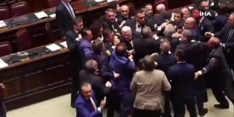 Parlamentoyu ringe çevirdiler: Milletvekilleri yumruk yumruğa kavga etti