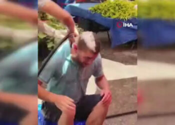 Pazarın ortasında kimseye aldırış etmeden yıkandı: Hava sıcak, denize gidemedik böyle serinledik