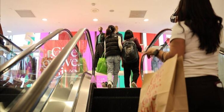 Pozitif harcama eğilimi 18-24 yaşta öne çıktı