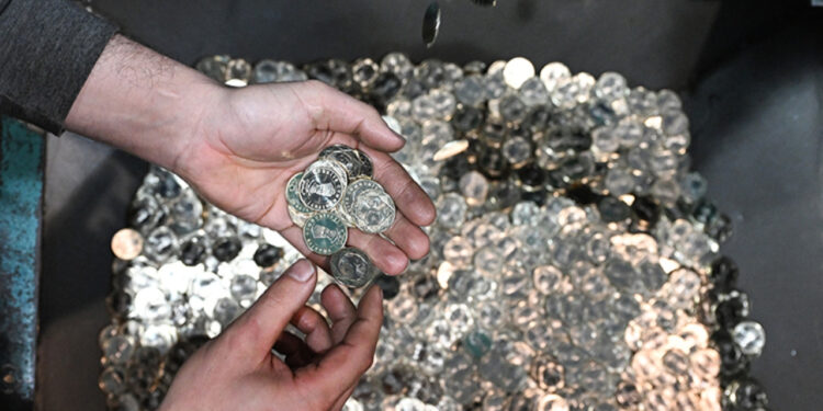 Resmi Gazete'de yayımlandı:  5 TL madeni para resmen tedavüle girdi