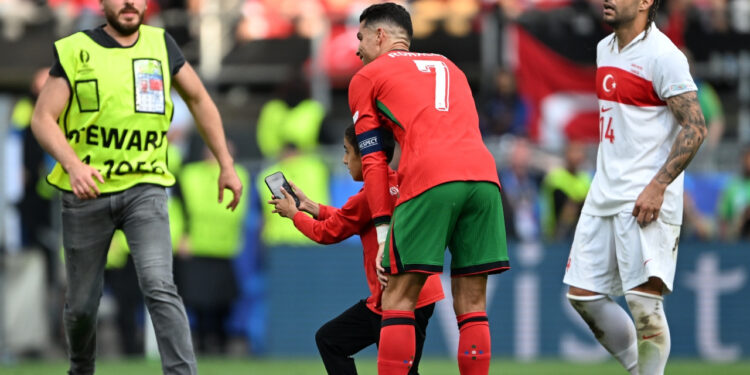 Sahaya atlayan minik taraftar, Cristiano Ronaldo ile fotoğraf çektirdi
