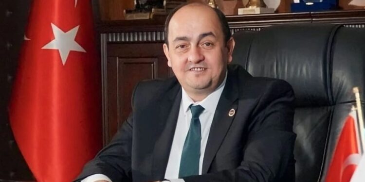 Tacizden ceza alan başkan, şikayetçi olan çalışanı işten çıkardı