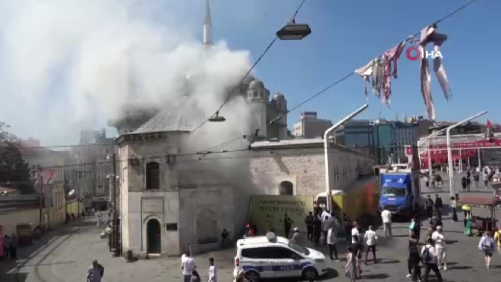 Taksim'de yangın paniği: Boya kutuları patladı