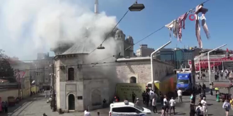 Taksim'de yangın paniği: Boya kutuları patladı