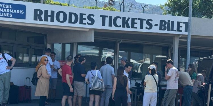Tatilcilerin Rodos'taki kapıda vize sıkıntısı çözüldü