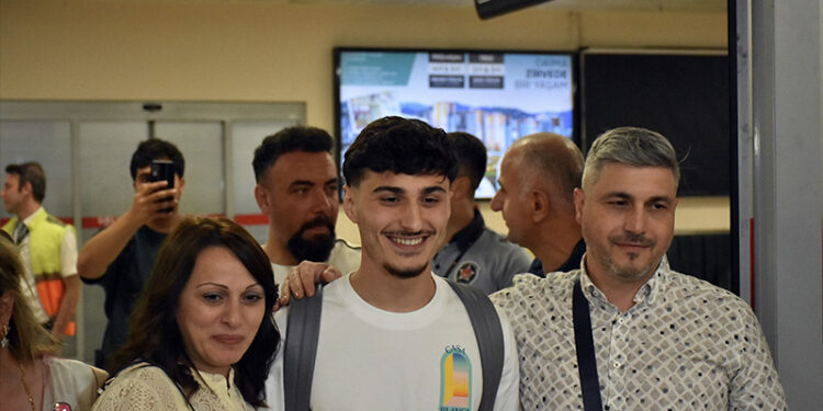 Trabzonspor'un yeni transferi Cihan Çanak, Trabzon'a geldi