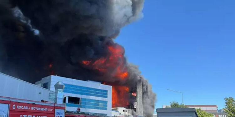 Tuzla’da fabrika yangını: Alevler ormanlık alana da sıçradı