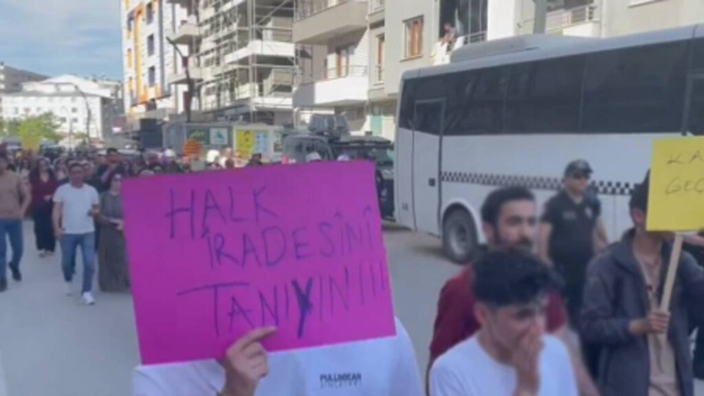 Van’da kayyım protestosu; kitle polis ablukası altında DEM Parti İl binasına doğru yürüyüşe geçti