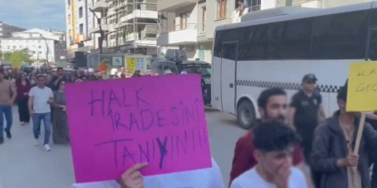 Van’da kayyım protestosu; kitle polis ablukası altında DEM Parti İl binasına doğru yürüyüşe geçti