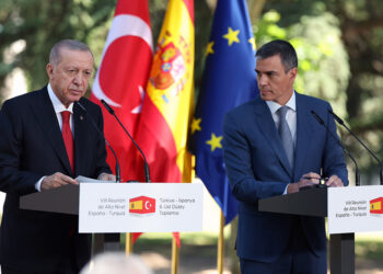 Yabancı gazeteci Kavala ve Demirtaş’ı sorunca Erdoğan sinirlendi: Başını sallama, ben sallamıyorum!