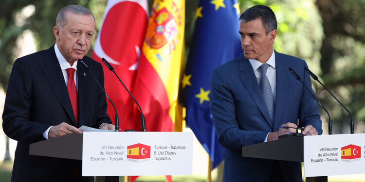 Yabancı gazeteci Kavala ve Demirtaş’ı sorunca Erdoğan sinirlendi: Başını sallama, ben sallamıyorum!