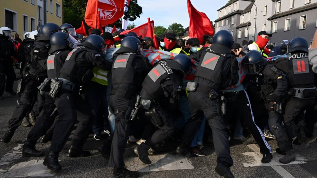 Yarınki Fransa seçiminde 'aşırı sağ depremi' beklenirken, Almanya için Alternatif'in kurultayını protestocular kuşattı