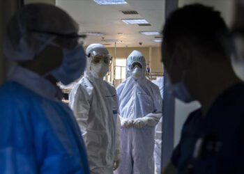 Yeni Covid-19 varyantı KP.3'ün semptomları açıklandı: Aşılar etkili olacak mı?