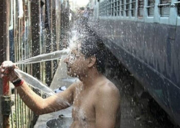 Yeni Delhi'de son 50 yılın en sıcak gecesi yaşandı: 2 günde 52 kişi hayatını kaybetti
