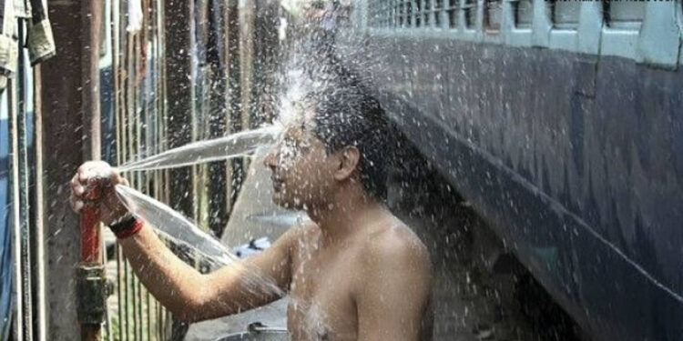 Yeni Delhi'de son 50 yılın en sıcak gecesi yaşandı: 2 günde 52 kişi hayatını kaybetti