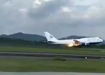 Yolcu uçağının motoru alev aldı, acil iniş yaptı