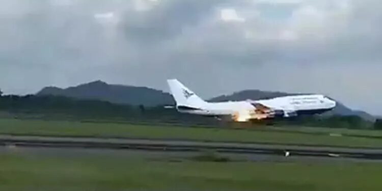 Yolcu uçağının motoru alev aldı, acil iniş yaptı