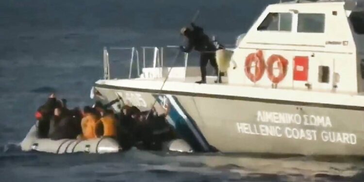 Yunan Sahil Güvenliği için 'en iyi göçmen ölü göçmen': BBC, Yunanistan'ın Türkiye'ye ittiği göçmenleri denize attığını belgeledi