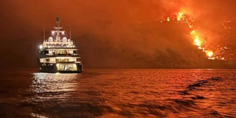 Yunanistan'da yattan atılan havai fişek çam ormanını yaktı: 13 kişi gözaltında