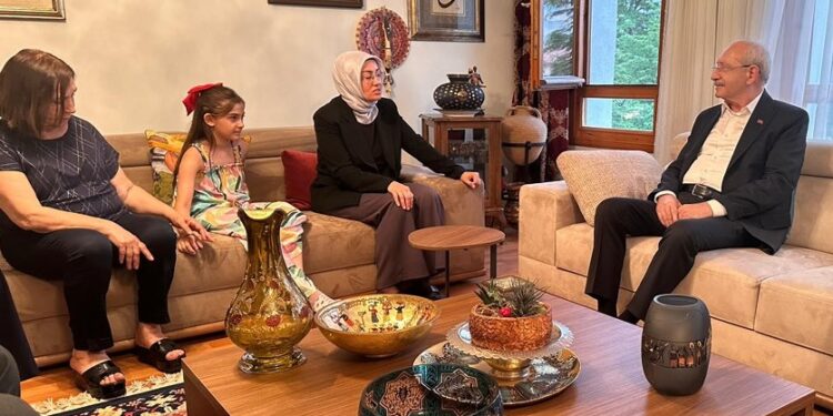 Ayşe Ateş’ten Kılıçdaroğlu’na ziyaret: ‘Varsa yüreğiniz hele bir cesaret edin’