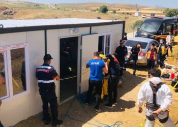 Define bulmak umuduyla girdikleri çukurda hayatlarını kaybettiler