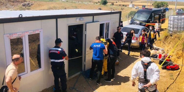 Define bulmak umuduyla girdikleri çukurda hayatlarını kaybettiler