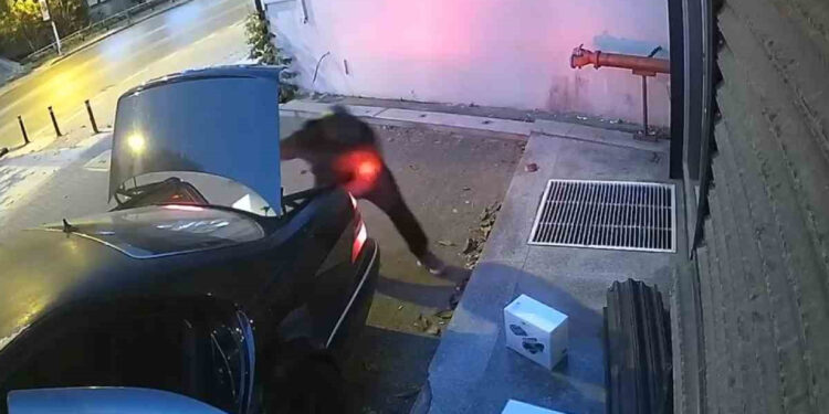 Mağaza kepengini zorlayarak açtılar, 2 milyon liralık dronları çalıp kaçtılar