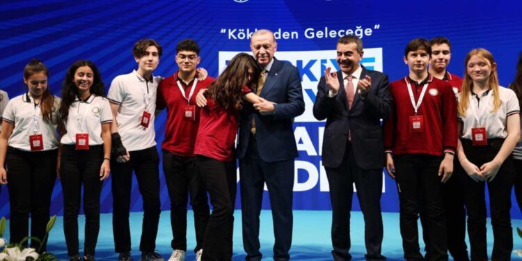 Erdoğan’a sarılan öğrenci, Nihal Candan ve Bahar Candan’ın kardeşi çıktı
