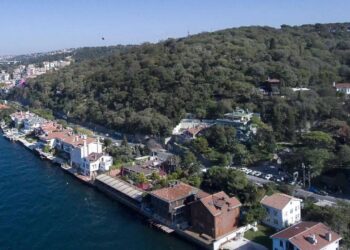 Fethipaşa Korusu’nun bitişiğindeki yeşil alana da göz diktiler