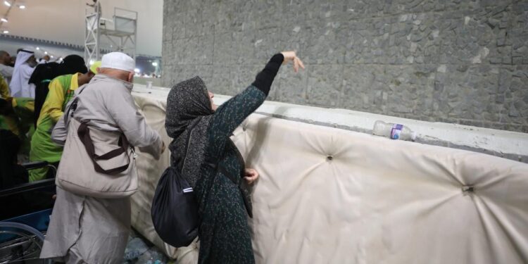 Hacılar şeytan taşlamaya devam ediyor