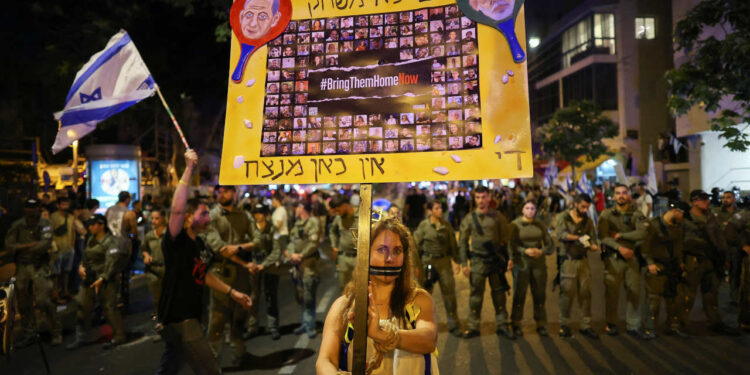 İsrail’de on binlerce kişi Netanyahu’ya karşı sokağa döküldü