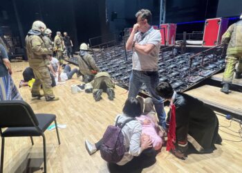 Özel okulun mezuniyet töreninde led ekran öğrenci ve velilerin üzerine devrildi!