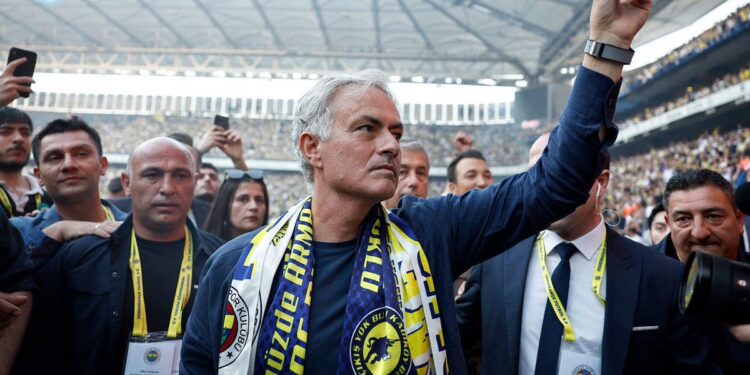 Mourinho iş başı yaptı: Teknik heyet belli oldu