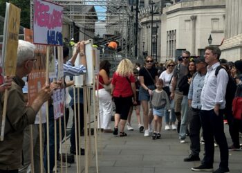 ‘İnsanlık Karikatürleri’ Londra’nın ikonik mekanlarında
