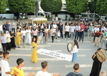 Kürt kültürüne saldırı halaylarla protesto edildi