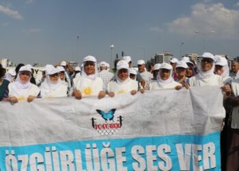 Tutsaklarla görüşen anneler: Mücadelede kararlılar
