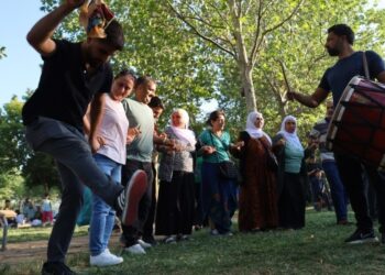 Gözaltı ve tutuklamalara ‘Kürtçe halaylı’ tepki