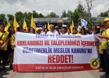 Eğitim Sen’den polisin barikatına karşı oturma eylemi