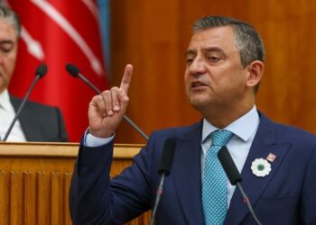 Özel muhalifleri meydanlara çağırdı