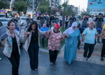 Hatimoğulları’ndan protesto: Herkesi özgürlük halayına bekliyoruz