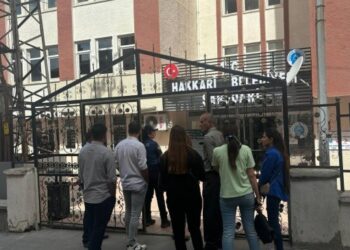 Kayyım belediye meclis üyelerinin toplantı için binaya girişini engelledi
