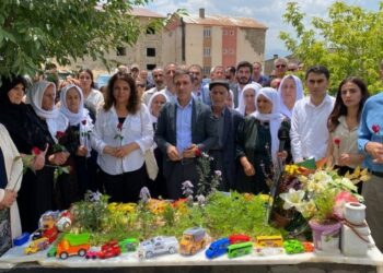 Düş yolcuları anıldı: Mezarlarına karanfil ve oyuncak bırakıldı