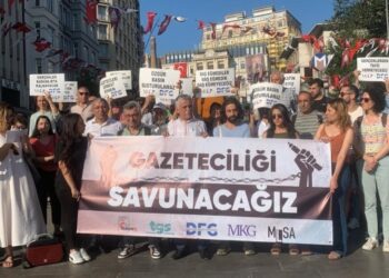 Gazetecilere verilen cezalar protesto edildi: Kararı tanımıyoruz
