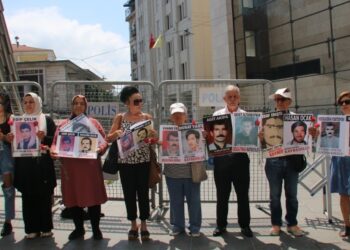 Cumartesi Anneleri Hizbulkontra tarafından kaçırılan iki kişinin akıbetini sordu