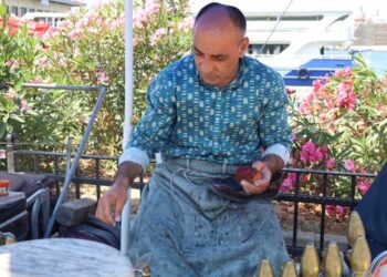 Yeni ayakkabı alamayanlar eskisini tamir ettiriyor