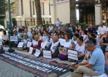 İzmir’de kayyım nöbeti: Demokrasi için ortak mücadele çağrısı