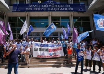 İzmir’de belediye memurları iş bıraktı